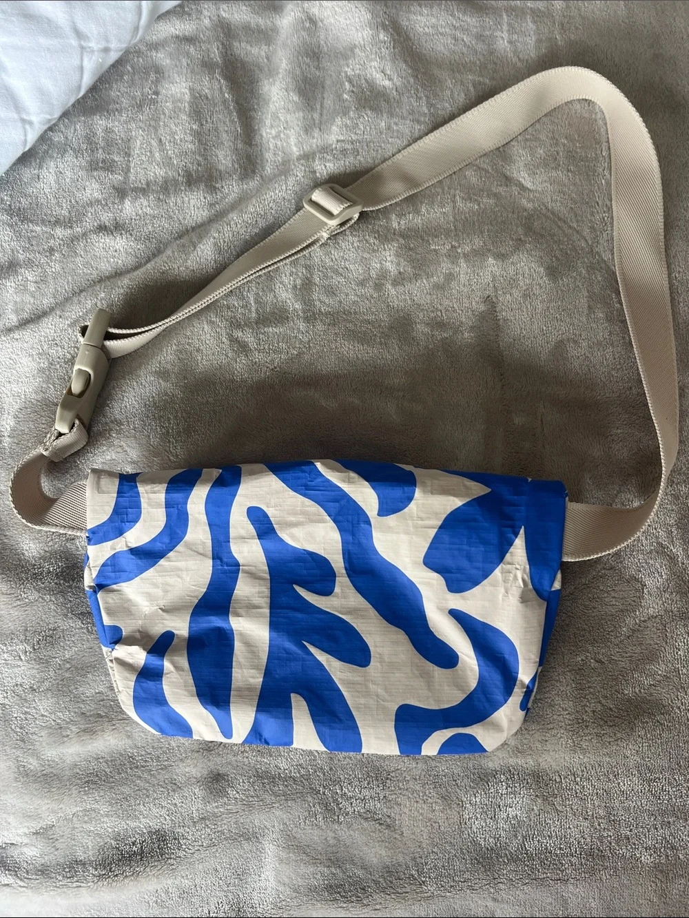 NWT ALOHA Collection Cream & Blue Floral Crossbody Belt Bag